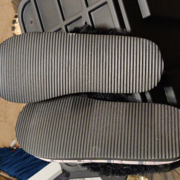 Lane Bryant Pink and black fur and plaid slippers size 7.5 - Picture 5 of 6